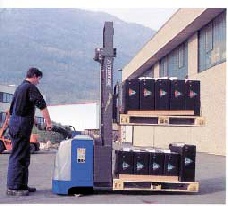 Paller i to lag transporteres med SLTP Armanni stabler